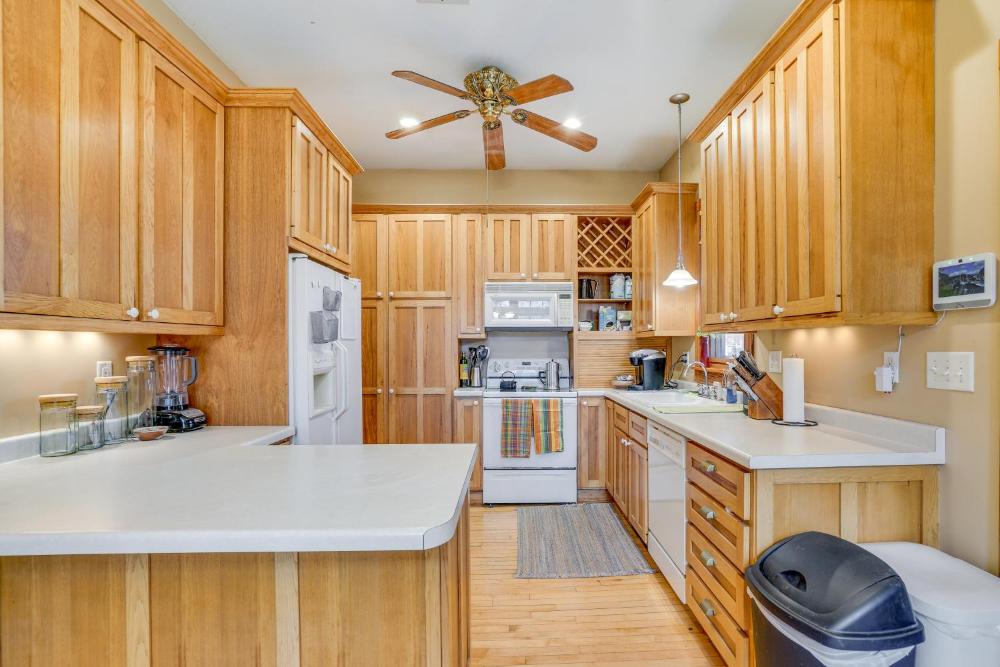 Eau Claire Retreat Close to Campus and Dtwn!